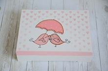 Urocze, ręcznie malowane pudełeczko na ślubne obrączki. Na wieczku - przepiękna para wróbelków pod parasolką i deszcz serduszek :)

Zapraszamy na zakupy do internetowego sklepu ...