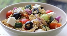 Quinoa lub kasza jaglana z sałatką grecką