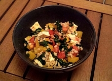 fit obiadek ;)coś pysznego prawie z niczego: kasza pęczak z grillowanym tofu, świeżym szpinakiem, pomidorkiem i żółtą papryką; z patelni, bez tłuszczu (warzywka puszczają wystar...