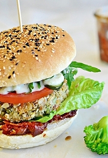 Burgery z kaszy jaglanej z brokułami