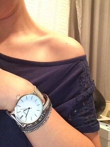 srebrny zegarek oraz skórza...