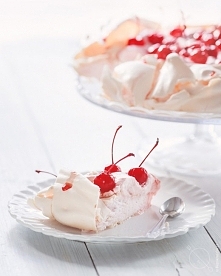 Tort bezowy bezglutenowy z wisniami