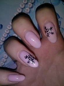 przepiękny kolor a na nich zimowe zdobienia :3