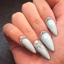 Każda z nas ma swój gust i styl, lecz te paznokcie powinny przemówić do większości z nas. Idealne do wyjątkowej sukni wieczorowej, cyrkonie nadają im szyku i elegancji. Kolor wr...