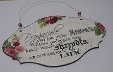 Zawieszka dekoracyjna o nieregularnym kształcie ręcznie robione metodą decoupage, zawieszona na druciku florystycznym. Może być wyjątkowym i oryginalnym upominkiem dla przyjació...