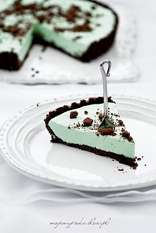 Ciasto świerszcz - bez pieczenia Składniki na spód: 300 g markiz czekoladowych z nadzieniem czekoladowym 50 g gorzkiej czekolady, połamanej 50 g masła, w temperaturze pokojowej ...