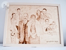 portret rodzinny wypalany w drewnie - prezent na rocznicę