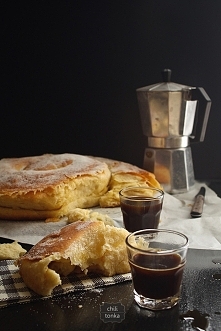 * Ensaïmada *

Ciasto :

* 200 ml ciepłego / letniego mleka
* 2 łyżeczki suchych drożdży
* 500 g mąki ( u mnie typ 450 )
* 180 g cukru
* 2 jaja + 1 żółtko ( w temp. pokojowej )
...