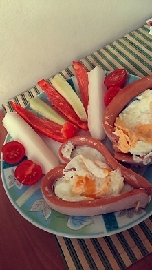 śniadanko z wczoraj, nie dodane zapomniane :P
jajko sadzone w parówce i tradycyjnie bukiet warzyw :))