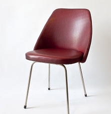 Krzesło z czerwonym obiciem