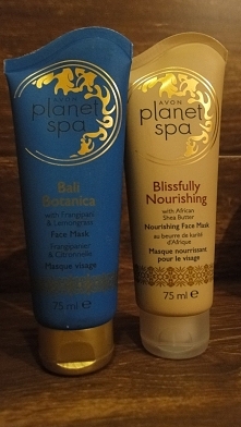 Niebieska - odświeżająca, po wyschnięciu robi sie biała i zaczyna się kruszyć. 
Beżowa - nawilżająca, fajne działanie. Nałożyłam dość grubą warstwę i praktycznie cała się wchłon...