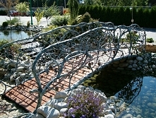 mostek nad oczkiem wodnym