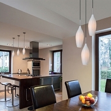 Lampy wiszące z serii Champagne to oswietlenie  o prostej budowie idealnie pasujące do nowoczesnych wnętrz. Ich orientalny kształt wypełnia pomieszczenie, ciepłym subtelnym świa...