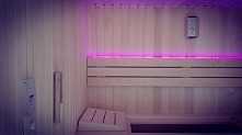 sauna z kolorowym podświetleniem.
#sauna #spa #wellness