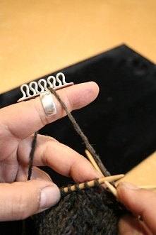 Ring for stranded knitting