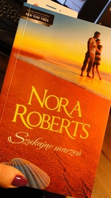 Liczyłam na coś konkretniejszego... Książka zawiera dwa "opowiadania"... Coś w stylu Harlequina. Co prawda czyta się szybko i lekko ale byłam przekonana, że to będzie ...