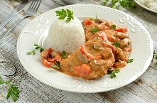 Schab po bakońsku 
 SKŁADNIKI:

    4 kotlety schabowe (około 0,5kg),
    1 cebula,
    150g pieczarek,
    1 papryka,
    1 pomidor,
    100g wędzonego boczku,
    ½ szklanki ś...