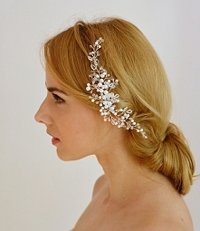 Klasyczna, bardzo elegancka ozdoba ślubna do włosów :)

Do kupienia w sklepie internetowym Madame Allure!