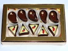 czekoladki wykonane z belgijskiej czekolady (kawowe i cytrynowe z nutą kurkumy - dekoracja: jagody goji i kuleczki zbożowe w czekoladzie)