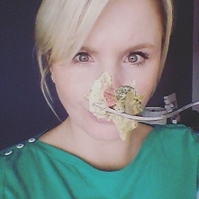 sałatka z brokułami, jajkiem, papryką, groszkiem i kiełkami na lunch :) a Wy co macie?