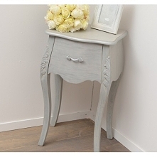 Prowansalski stolik nocny w odcieniu jasnej szarości z szufladką oraz pięknym zdobieniem