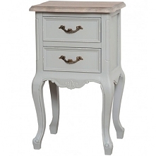 Jasny stolik nocny z prowansalskiej serii Catania z jasno brązowym blatem, dwoma szufladkami i finezyjnymi nogami.