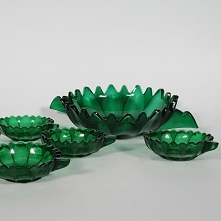 Zielony ogród, szklany zestaw stołowy