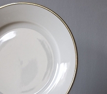 Talerzyki deserowe ze złotym paseczkiem