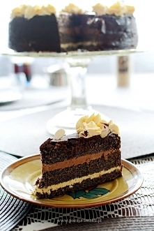 Tort makowy z kremem jajecznym

Składniki:
250 g maku (1 i 3/4 szklanki)
220 g cukru pudru (1 i 1/2 szklanki)
8 ekologicznych jajek
3 łyżki bułki tartej
1/2 łyżeczki proszku do ...