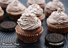 Muffinki Oreo 12szt

Składniki:
2 jajka
175 g cukru
4 łyżki gorzkiego kakao
5 łyżek rozpuszczonego masła
1/3 szklanki gorącej wody
200 g mąki pszennej
75 g mielonych wiórków kok...