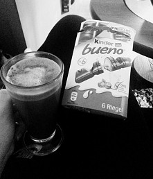 goraca czekolada i kinder bueno:)