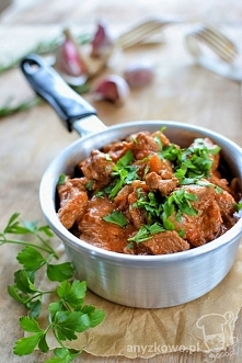 Gulasz wołowy z bakłażanem i morelami