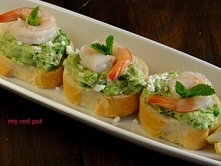 Bruschetta z krewetkami awokado bobem i serem feta. Pyszna, lekka przekąska, łatwa w przygotowaniu.