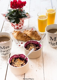 Walentynkowe śniadanie
Zapiekane owoce pod kruszonką