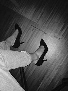 Szpilki są zajebiste z dwóch powodów. Jeden: kobieta wygląda w nich obłędnie. Dwa: kobieta może obłędnie nimi skopać dupę kogokolwiek :)