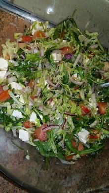 składniki:
rukola, sałata rzymska, pomidory, papryka, cebula dymka , feta, oliwa z oliwek i zioła