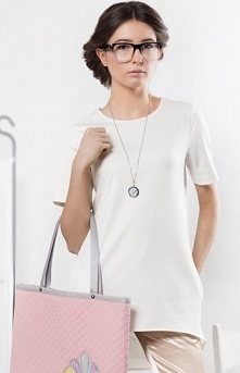 Kasia Miciak design tunika ecru Komfortowa asymetryczna tunika, wykonana z miękkiej piankowej dzianiny, nie mechaci się, ani nie wypycha