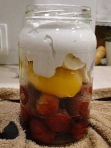 Pyszności będą: truskawki mrożone, brzoskwinie + sok, banan i mleczko kokosowe :) cudo cudeńko! Ja chcę lato!!!