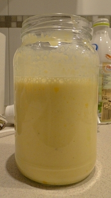 Banany, brzoskwinie z puszki + sok, kefir = pyszny domowy podwieczorek :)