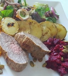 polędwica z plastrami ziemniaków buraczkami i lekka salatka