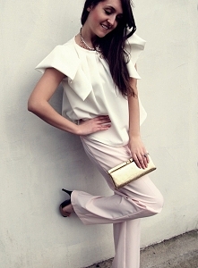 Biała bluzka z falbanami na...