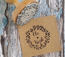 Piękny, klasyczny stempel ślubny.
Uroczy dodatek do ślubnej papeterii :)

Do kupienia w sklepie internetowym Madame Allure.