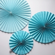 Piękne papierowe rozety na ścianę, idealne na przyjęcie lub do dziecięcego pokoiku