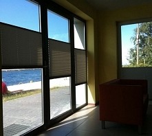 Otwieranie z dołu i z góry - doskonałe rozwiązanie przy dużych balkonowych oknach z wyjątkowym widokiem. Realizacja: projekt-plisa.pl