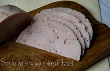 SZYNKOWAR - 
SZYNKA KONSERWOWA Z PIERSI INDYCZEJ 

SKŁADNIKI:

    1 kg piersi z indyka
    1 łyżeczka grubo mielonego pieprzu kolorowego
    szczypta gałki muszkatołowej
    18...