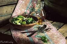 Sałata rzymska z parmezanem i czerwoną cebulą