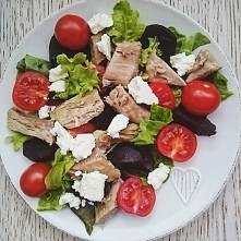 Sałatka z lodówkowych resztek - sałata  burak, pomidorki, indyk gotowany, feta i oliwa z oliwek :)
INSTAGRAM: wybierajzdrowo