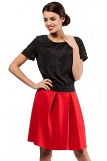 Czerwona spódnica z ozdobnymi kontrafałdami