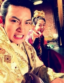 Wrogowie w serialu w rzeczywistości przyjaciele<3
Widzimy Tanashiri z Cesarzem