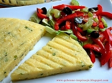 Włoska polenta z sałatką z grillowanych warzyw